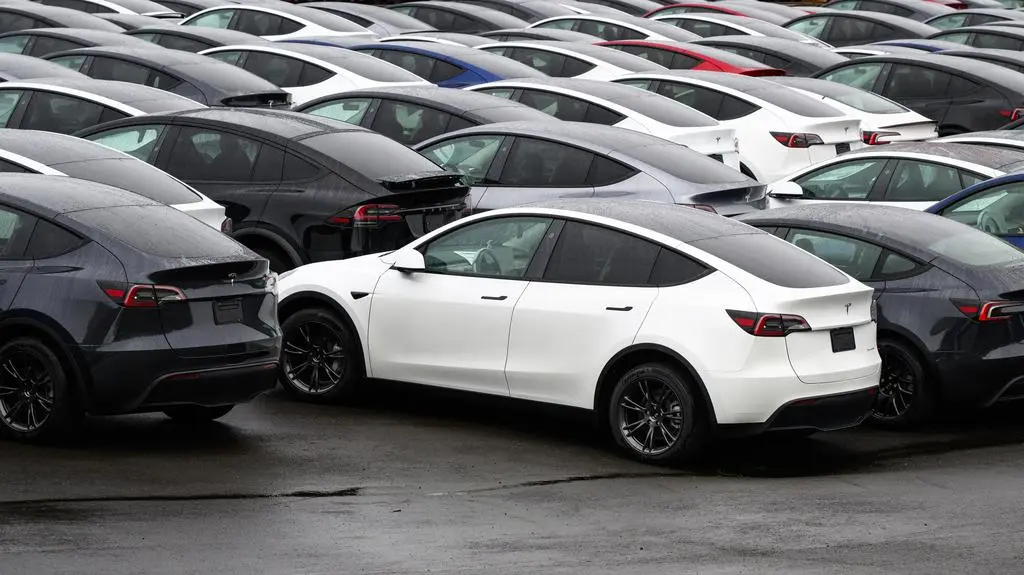 Tesla może wprowadzać w błąd. Rosną wątpliwości wokół autonomicznej jazdy