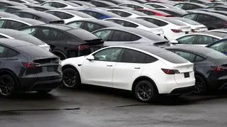 Tesla może wprowadzać w błąd. Rosną wątpliwości wokół autonomicznej jazdy