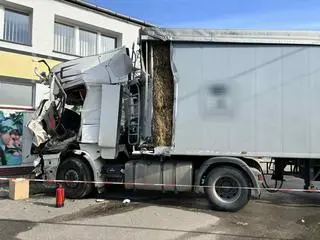 Ciężarówka uderzyła w ścianę budynku