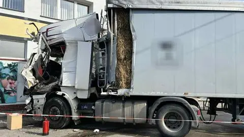 Ciężarówka uderzyła w ścianę budynku