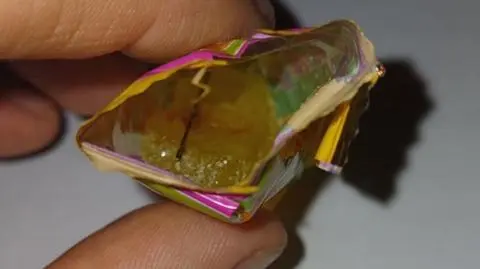 W cukierkach były igły krawieckie