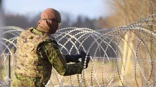 Niezidentyfikowany oddział przy granicy. Estonia zamyka drogę i mówi o "wyraźnym zagrożeniu"