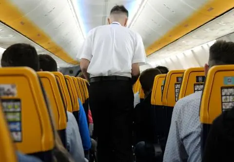 Pasażer został wyssany przez okno. Ryanair tłumaczy awarię