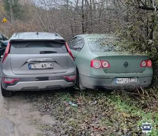 Kierowca chciał ominąć słup. Zderzył się z radiowozem