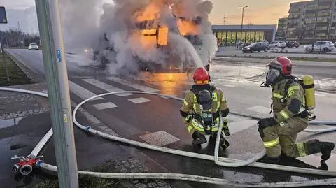 Autobus cały stanął w ogniu