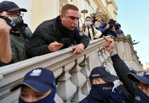 Bąkiewicz jako "obrońca Kościoła" kontra "barbarzyńcy". Tu nie ma przypadku