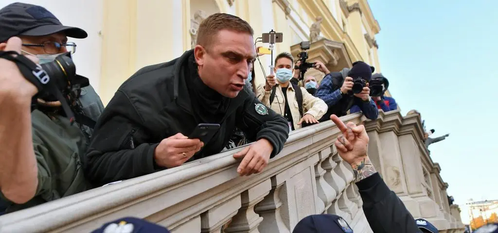 Bąkiewicz jako "obrońca Kościoła" kontra "barbarzyńcy". Tu nie ma przypadku