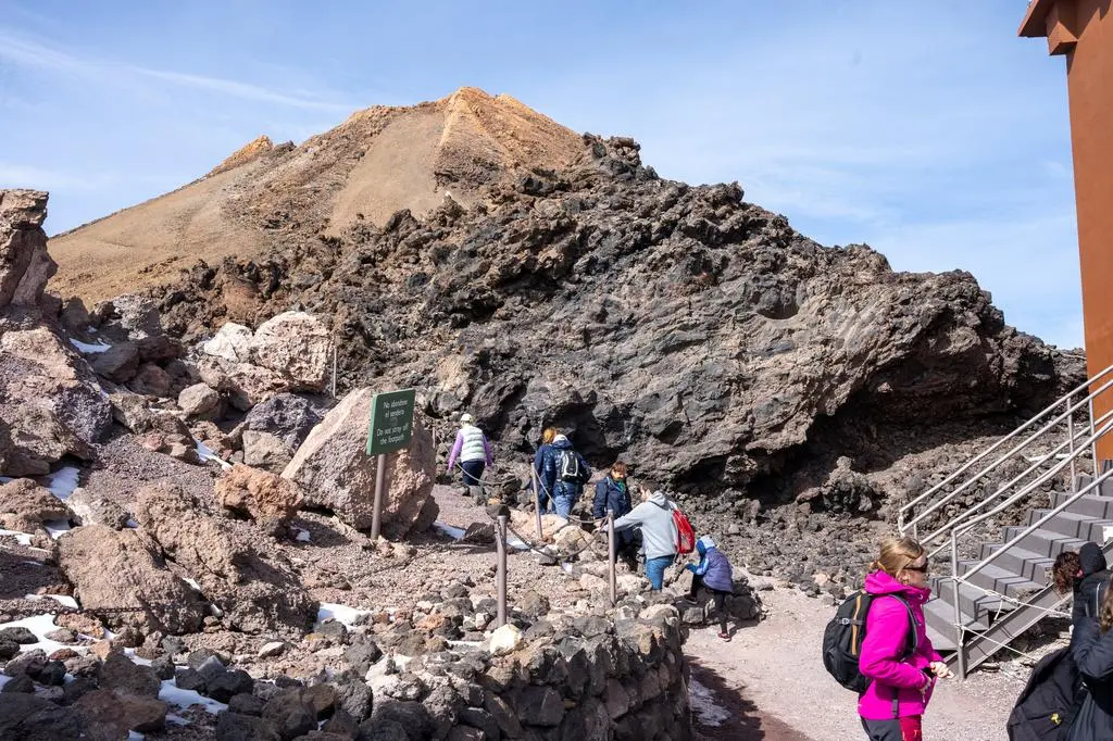 Teneryfa. Turyści na górze Teide