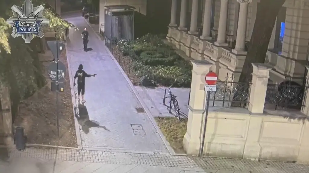 Celował do policjantów