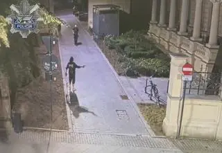 Uciekał przed policjantami, nagle zwolnił i wymierzył w nich bronią. Nagranie