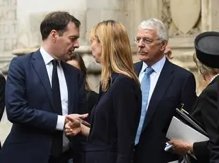 Były minister finansów George Osborne (z lewej) w rozmowie z byłym premierem Johnem Majorem