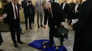 Grzegorz Braun zabrał flagę Unii Europejskiej z Ministerstwa Przemysłu