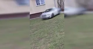 Niebezpieczne zachowanie kierowcy na jednym z osiedli w Giżycku
