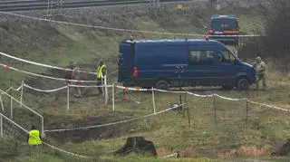 Działania służb przy zniszczonym fragmencie torowiska na trasie Dęblin-Warszawa przy stacji kolejowej Mika