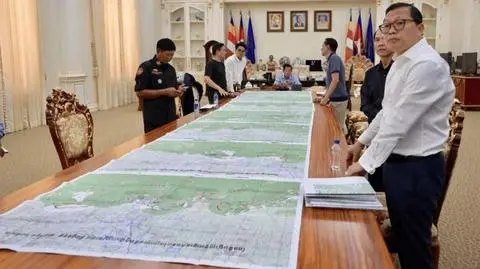 Hun Sen i jego współpracownicy nad mapami 