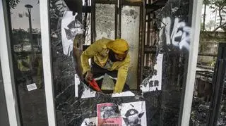 Po śmierci 21-letniego Affana Kurniawy młodzi ludzie oblepili Dżakartę plakatami z jego wizerunkiem. Indonezja, 30 sierpnia 2025 r. 