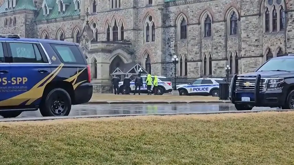 Policja przy gmachu kanadyjskiego parlamentu  