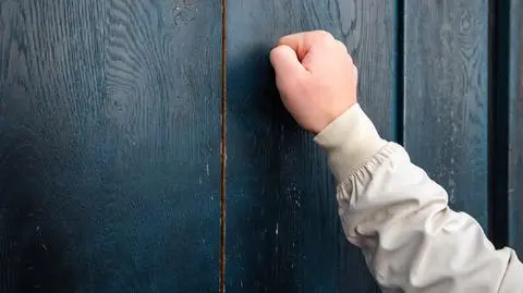 pukanie do drzwi shutterstock_2123753924