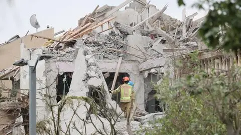 Izraelskie ekipy ratunkowe na miejscu, w którym irański pocisk balistyczny uderzył w budynki mieszkalne niedaleko Tel Awiwu w Izraelu