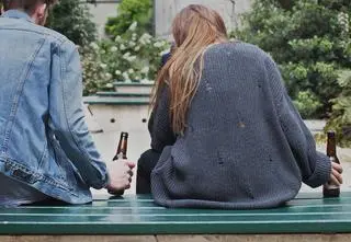 Zaczyna się niewinnie. Potem człowiek bierze coraz więcej, częściej i drożej