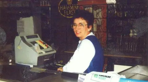 Bogumiła Czekała na kasie w Megasamie