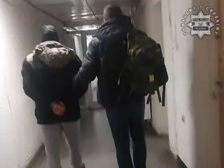 36-latek doprowadzony do więzienia, skazany za pedofilię