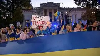 "Putin won!", "Precz z faszyzmem!". Manifestacja przed ambasadą Rosji w Warszawie