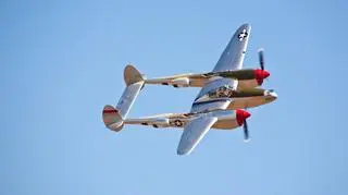 Myśliwiec P-38 Lightning na zdjęciu z 2010 roku. W latach 1941-45 wyprodukowano ponad 10 tysięcy takich maszyn. Do dzisiaj zachowało się 26, w tym około dziesięciu zdatnych do lotu