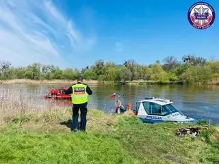 Poszukiwania 22-latka, który w Oławie wszedł do Odry i porwał go nurt