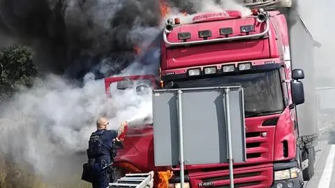 Policjanci pomogli gasić płonące auto