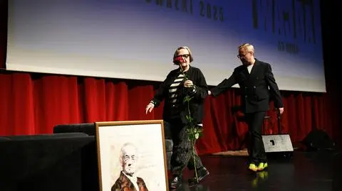 Reżyserka Agnieszka Holland i dziennikarz Łukasz Maciejewski podczas wręczenia nagrody w ramach piątego Festiwalu Filmowego "Wajda na nowo"