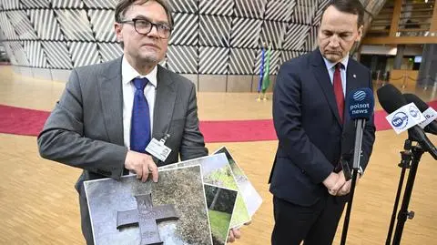 Rzecznik prasowy MSZ Paweł Wroński i minister spraw zagranicznych Radosław Sikorski w Brukseli