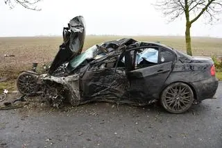 18-latek uderzył w drzewa. Silnik i koło od samochodu leżały w polu