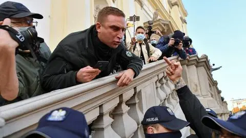 Robert Bąkiewicz jako "obrońca" kościoła św. Krzyża w październiku 2020 roku