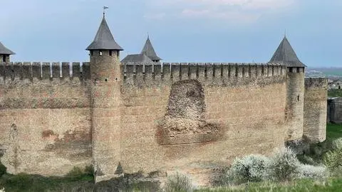 Oderwał się fragment muru