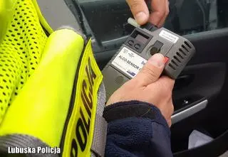 Czterech pijanych nastolatków w aucie, 17-latek bez prawa jazdy