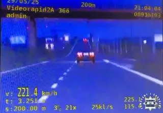 Mężczyzna jechał 221 km/h na drodze z ograniczeniem do 120 km/h