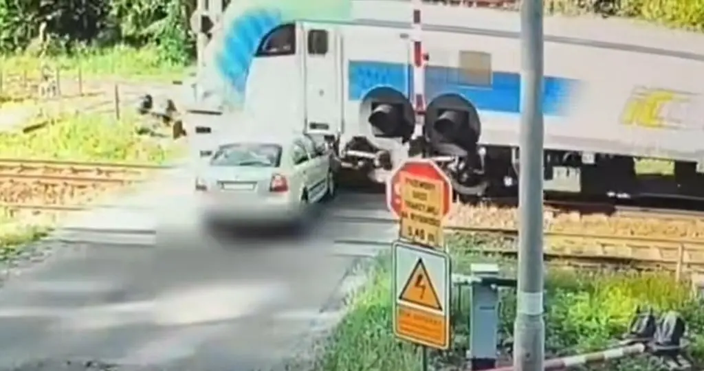 Wjechała pod pociąg mimo STOP