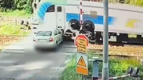Wjechała pod pociąg mimo STOP
