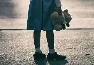 Ma zarzuty molestowania ośmiolatki i siedmiolatki. Był ojcem zastępczym dziewczynek