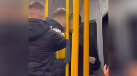 Agresywni mężczyźni zaatakowali parę Ukraińców w poznańskim tramwaju