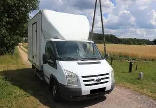 Pobiegł za autem, bo myślał, że nie zaciągnął hamulca. Za kierownicą zobaczył złodzieja