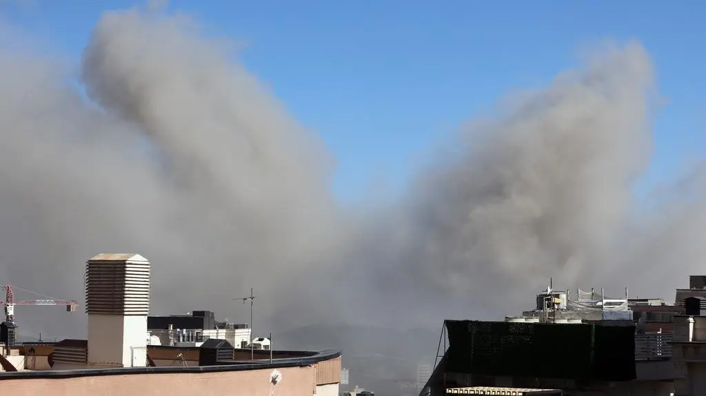 Iran, Teheran. Dym unoszący się nad irańską stolicą po ataku Izraela