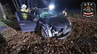 Uniknął zderzenia z sarną. Uderzył w drzewo