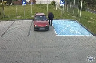 62-latek zaparkował na parkingu komisariatu