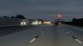 Awionetka uderzająca w samochód