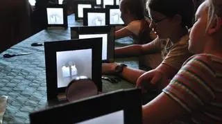 Podczas warsztatów dzieci poznają nie tylko postac Leonarda da Vinci ale także epokę w której żył