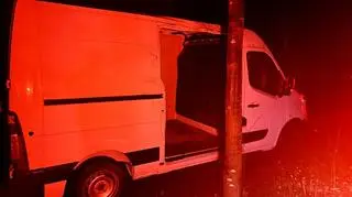 Mężczyzna podróżował autem bez bocznych drzwi