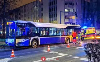 Zderzenie autobusu miejskiego z samochodem w Krakowie