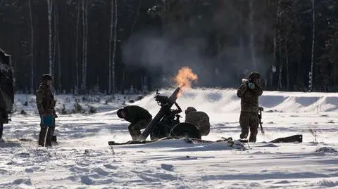 Belgijscy żołnierze w trakcie ćwiczeń artyleryjskich z moździerzami, Litwa, 2023 rok